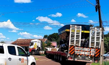 Caminhão prancha atinge poste após desvio  no bairro Alvorada do Sol, em Nova Santa Rosa