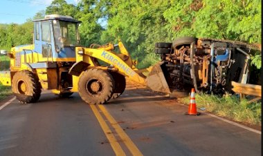 Caminhão com placas do Paraguai tomba na PR-495 em Missal e motorista morre no local