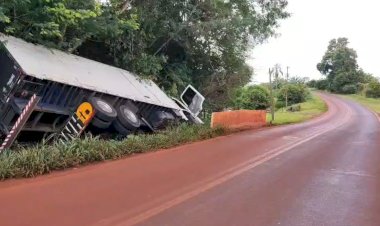 Caminhão tomba na PR-491 em Nova Santa Rosa após manobra para evitar colisão com colheitadeira