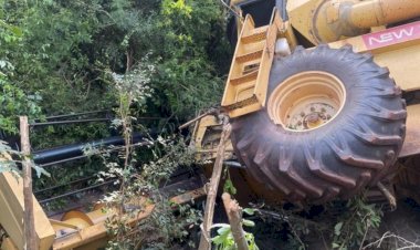 Colheitadeira tomba de ponte entre Nova Aratiba e Aparecidinha no interior de Palotina