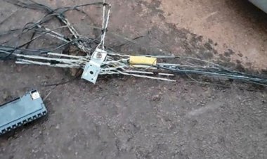 Caminhão rompe fiação e deixa cabos espalhados em rua de Nova Santa Rosa