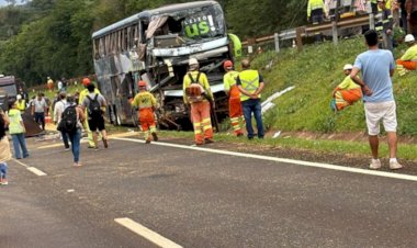 Colisão traseira entre ônibus e carreta deixa cinco feridos na BR-277