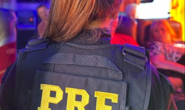 PRF orienta mulheres sobre importunação sexual durante Operação Rosas de Aço