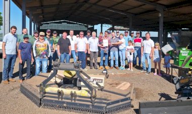 Associação da Linha Guaçu recebe trator e implementos agrícolas em Nova Santa Rosa