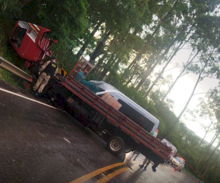 Colisão frontal entre caminhão e ambulância  deixa um morto e sete feridos em Cidade Gaúcha
