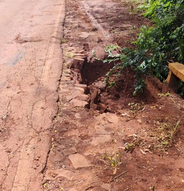 Ponte próxima ao distrito de Vila Cristal é interditada após parte da estrutura ceder