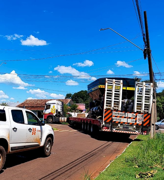 Caminhão prancha atinge poste após desvio  no bairro Alvorada do Sol, em Nova Santa Rosa