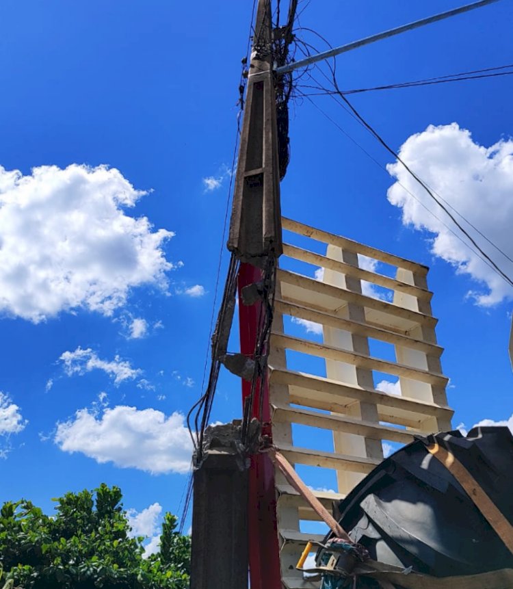 Caminhão prancha atinge poste após desvio  no bairro Alvorada do Sol, em Nova Santa Rosa