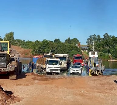 Caminhão atola no segundo dia de operação da balsa no Rio Piquiri e provoca longas filas na BR-272