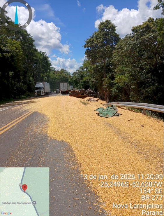 Caminhão carregado com milho tomba na BR-277 e deixa motorista ferido