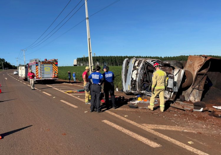 Caminhão com Placas de Mercedes tomba e motorista  Morre