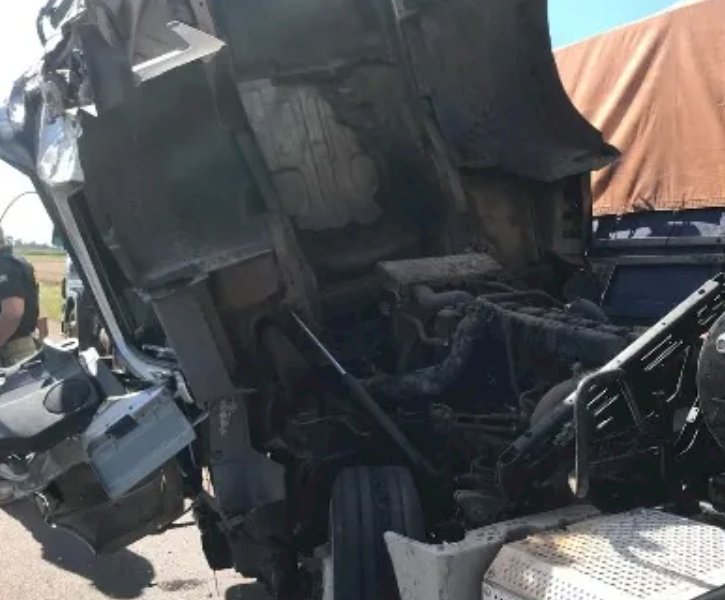 Colisão entre bitrens provoca danos de grande monta na BR-163, em Quatro Pontes