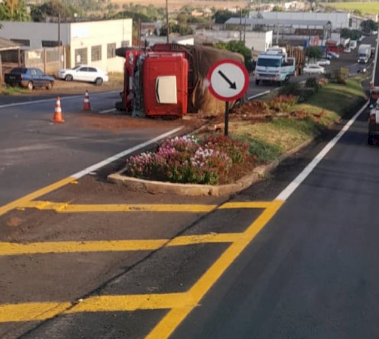 Caminhão carregado com feno tomba na BR-163