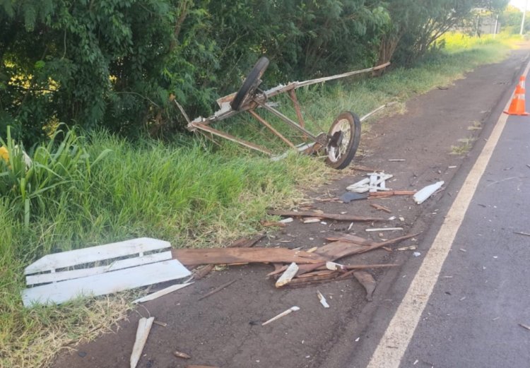 Colisão traseira entre caminhonete e carroça deixa feridos na PR-272 em Francisco Alves