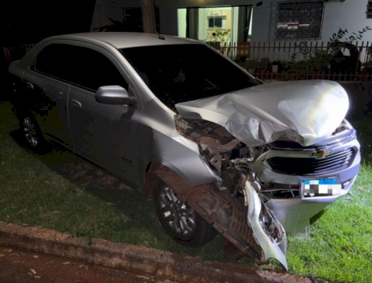 Mulher fica ferida após colidir carro contra carreta estacionada em Mercedes