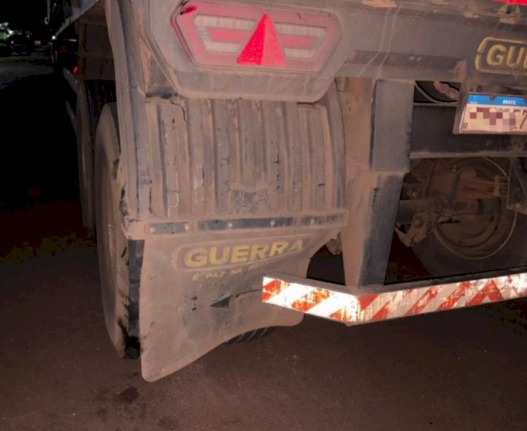 Mulher fica ferida após colidir carro contra carreta estacionada em Mercedes