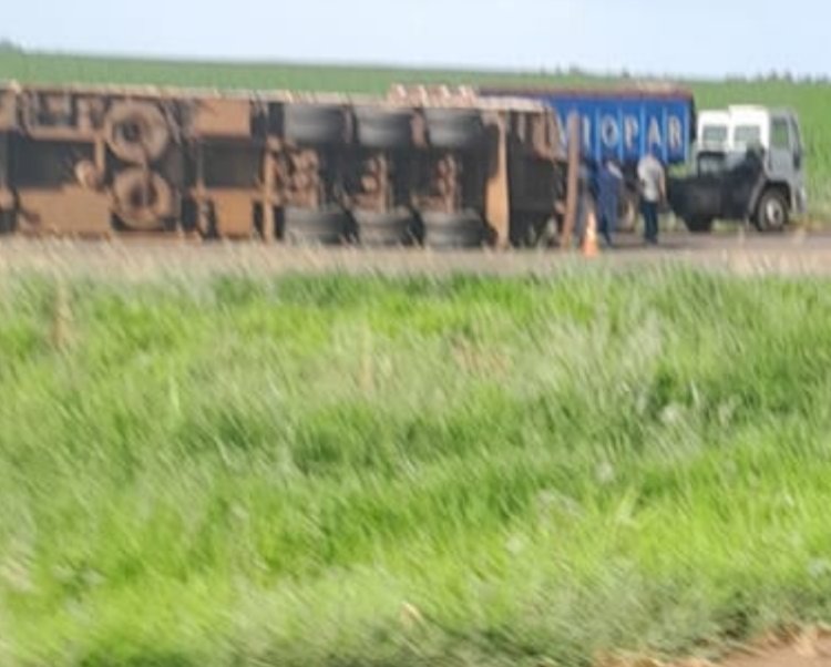 Carreta carregada com maravalha tomba no contorno da BR-163 entre Toledo e Quatro Pontes