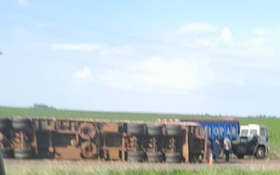 Carreta carregada com maravalha tomba no contorno da BR-163 entre Toledo e Quatro Pontes