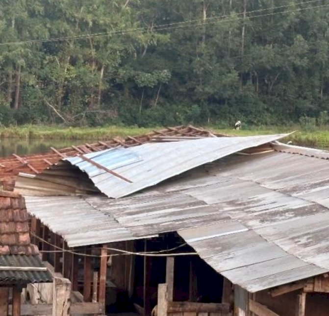 Temporal provoca estragos na área rural de Mercedes e destelha residência