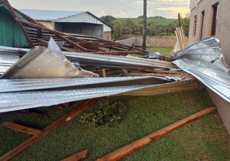 Temporal provoca estragos na área rural de Mercedes e destelha residência