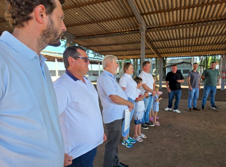 Associação da Linha Guaçu recebe trator e implementos agrícolas em Nova Santa Rosa