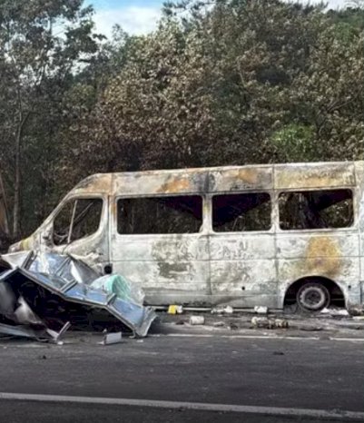Motorista ferido salva 15 passageiros de van em chamas na BR-376