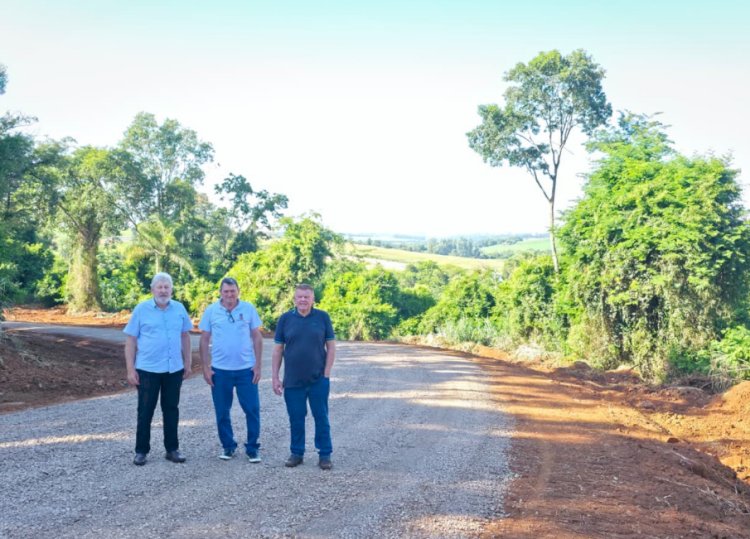 Prefeitura realiza melhorias em estradas rurais de Nova Santa Rosa