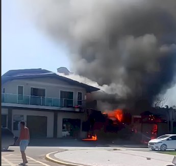 Quatro morrem após queda de avião sobre restaurante no RS; helicóptero faz pouso forçado no RJ