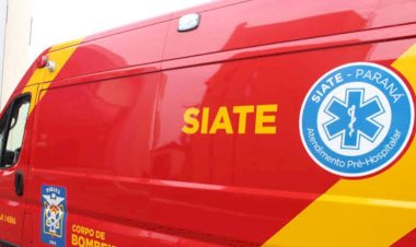 Van da Saúde de São Pedro do Iguaçu tomba após colisão com Voyage em cruzamento no centro de Toledo