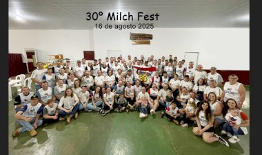 Diretoria da Associação da Linha Hedrich e  voluntario comemoram sucesso da 3ª Milich Fest