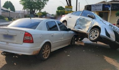 Colisão entre dois carros chama atenção no centro de Nova Santa Rosa