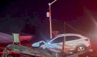 Condutora perde o controle e colide contra poste na PR-239, em Toledo