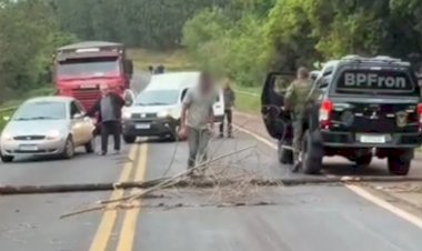 Homem bloqueia BR-163 com galhos e troncos afirmando cumprir “ordem de Deus” em Guaíra