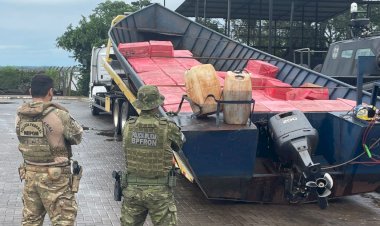BPFRON e Polícia Federal apreendem barco e caminhão com mais de 17 mil pacotes de cigarros contrabandeados em Guaíra