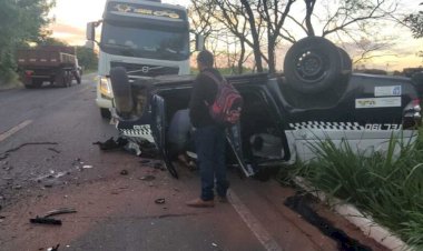 Aconteceu na Manhã de hoje: Policial militar morre em acidente entre viatura e caminhão