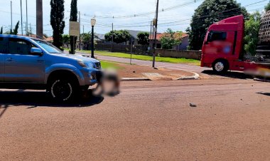 Caminhonete roda na pista após colisão com caminhão em frente ao cemitério de Nova Santa Rosa