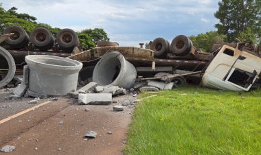 Acidente envolvendo quatro veículos deixa três pessoas feridas na PR-323, em Cafezal do Sul