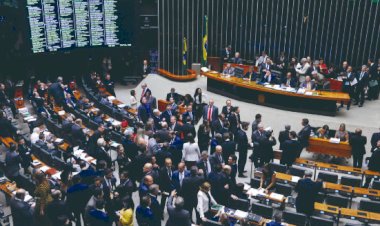 Câmara federal aprova projeto que reduz penas dos condenados pelo 8 de Janeiro e pode beneficiar Bolsonaro