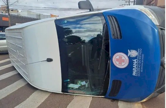 Van da Saúde de São Pedro do Iguaçu tomba após colisão com Voyage em cruzamento no centro de Toledo