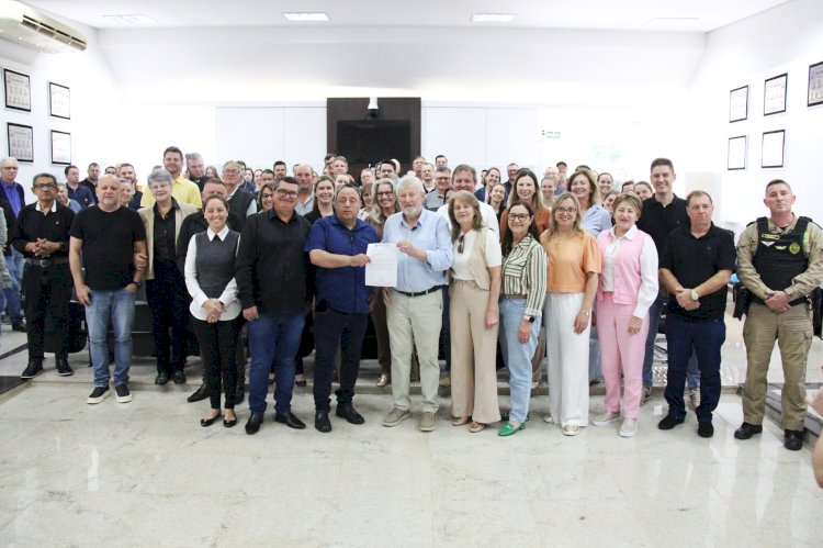 Executivo apresenta projetos da Rua Coberta, asfalto na Linha Jundiaí e pavimentação na sede de Vila Cristal para o deputado Hussein Bakri e comunidade