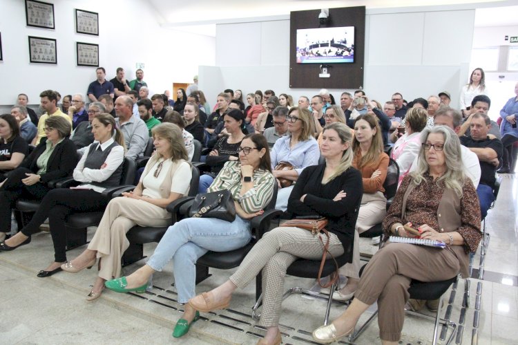 Executivo apresenta projetos da Rua Coberta, asfalto na Linha Jundiaí e pavimentação na sede de Vila Cristal para o deputado Hussein Bakri e comunidade