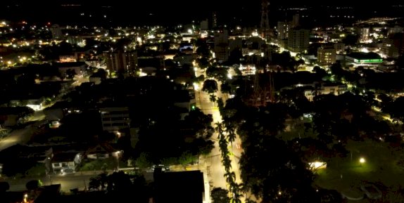 Carro colide contra poste e ocupantes fogem do local em Marechal Rondon