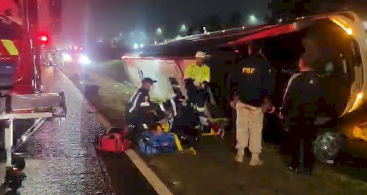 Ônibus tomba na BR-277, mata turista equatoriano e deixa 12 feridos