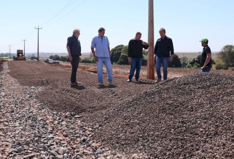 Nova Santa Rosa inicia a execução de mais de 9 quilômetros de asfalto em estradas rurais