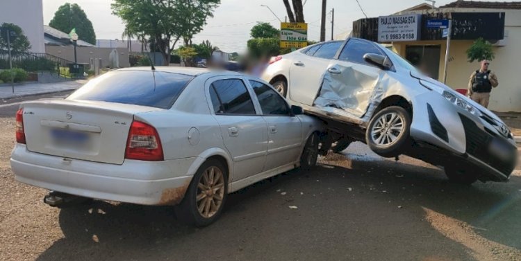 Colisão entre dois carros chama atenção no centro de Nova Santa Rosa