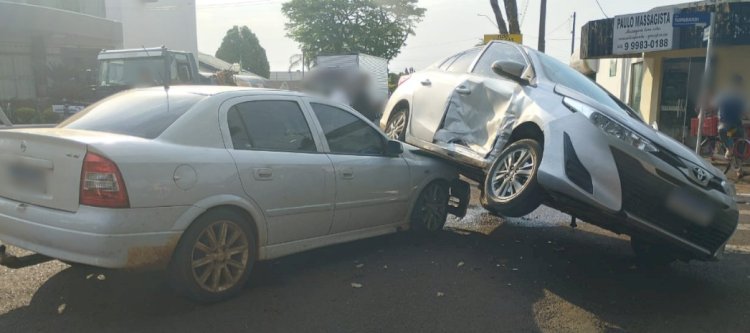 Colisão entre dois carros chama atenção no centro de Nova Santa Rosa