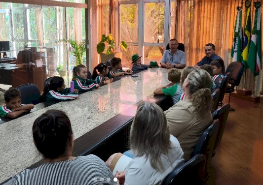 Alunos da Escola Municipal de São Roque visitam a prefeitura
