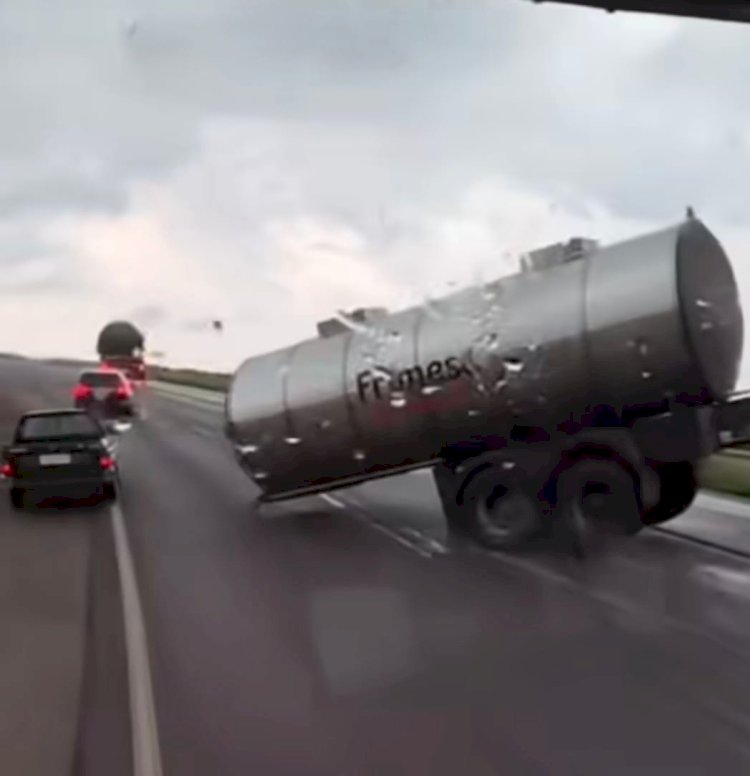Caminhão-tanque se desprende e compartimento metálico fica sobre a pista na BR-163, entre Quatro Pontes e Dois Irmãos