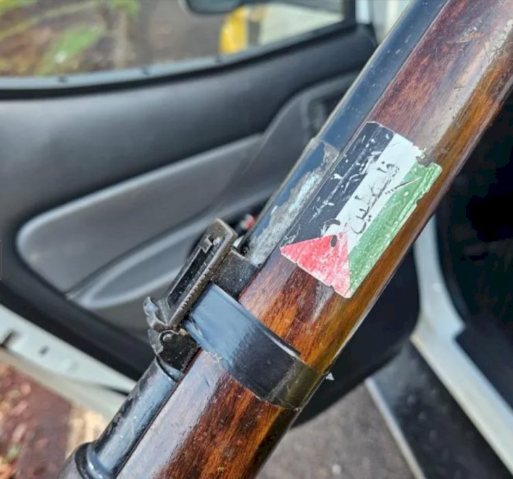 Polícia Civil apreende  fuzil,  brasão da República del Paraguay, pistola calibre .45, munições e  durante  Operação “Contenção”