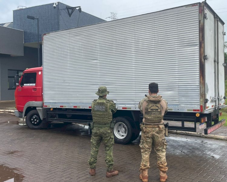 BPFRON e Polícia Federal apreendem barco e caminhão com mais de 17 mil pacotes de cigarros contrabandeados em Guaíra